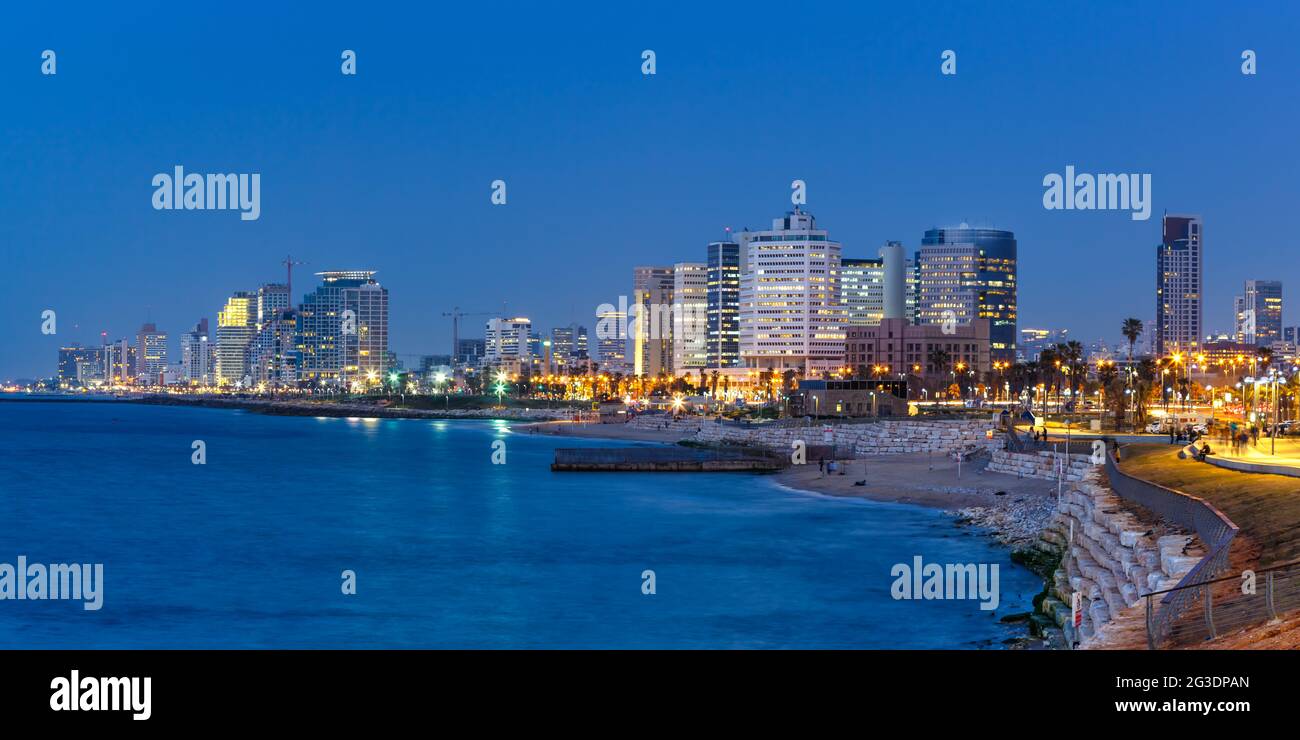 Tel Aviv horizonte panorama en Israel hora azul noche ciudad mar  rascacielos crepúsculo Fotografía de stock - Alamy