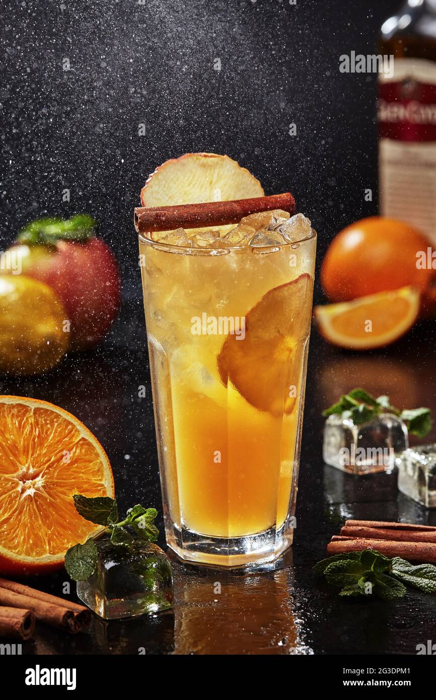 tornillo magia Tacto Cóctel a base de whisky con jugo de limón y naranja, jarabe de manzana,  sidra, canela Fotografía de stock - Alamy