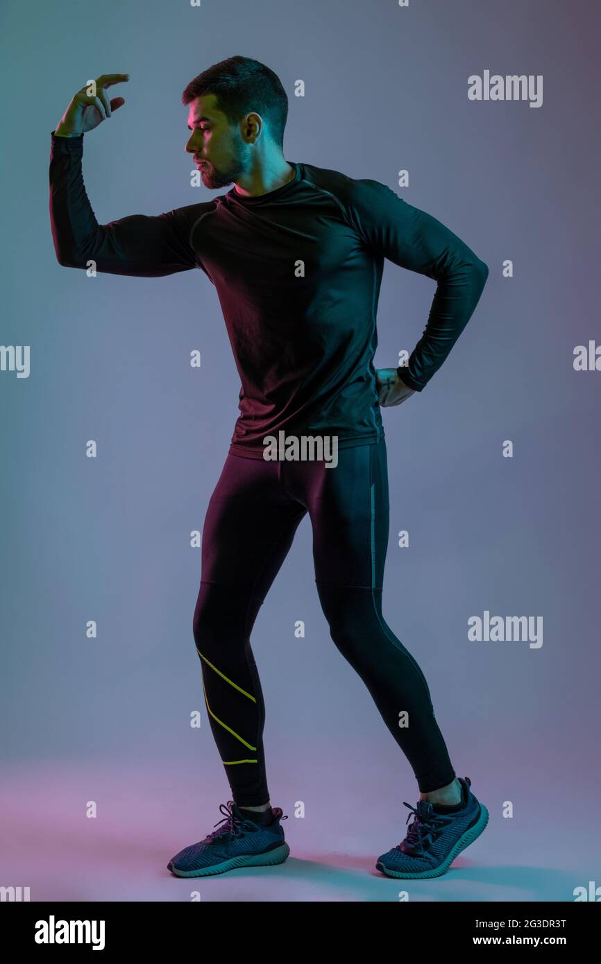 Hombre ropa deportiva negra que muestra su física atlética de stock - Alamy