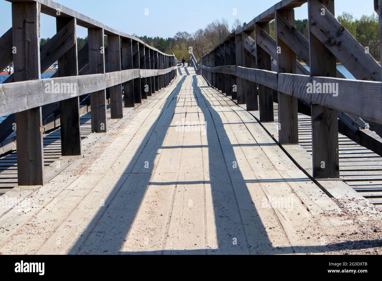 La vieja vendimia de madera destruyó un puente peatonal con pasamanos sobre el lago Foto de stock