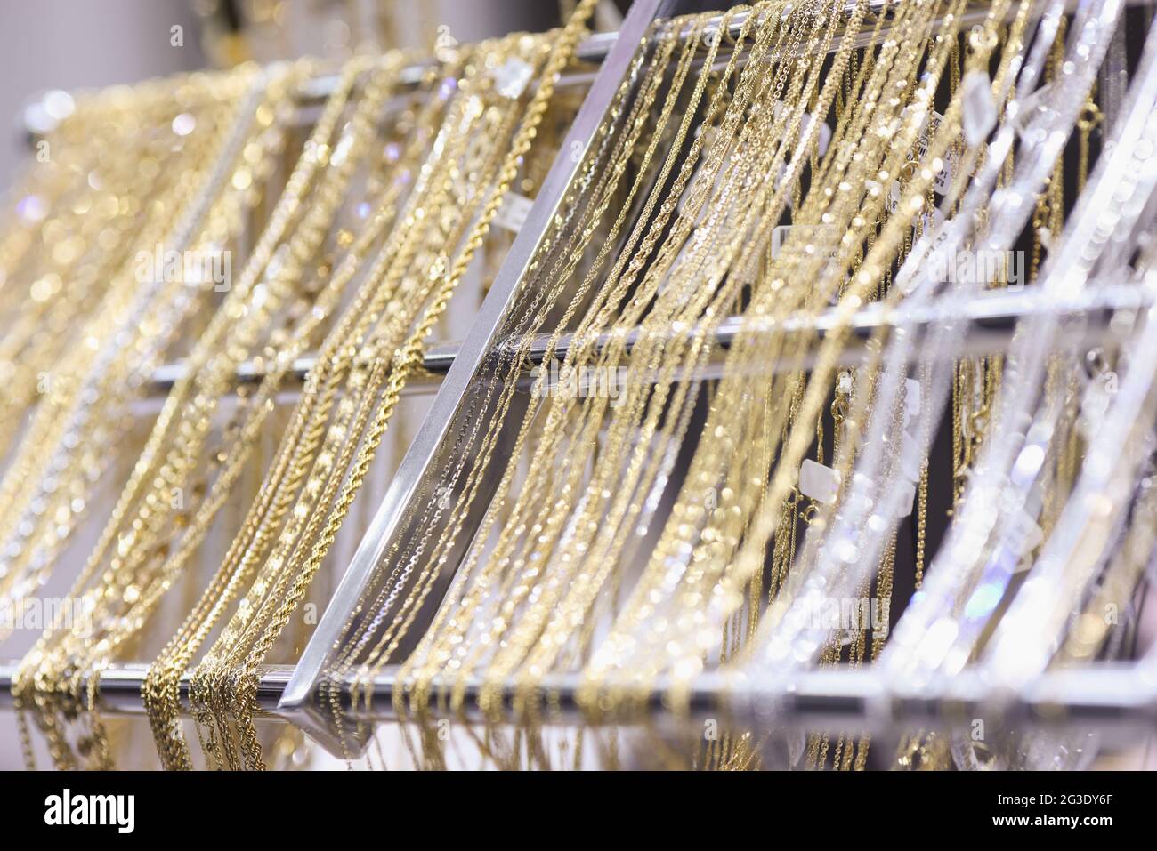 Cadenas de joyas de oro y pulseras en el escaparate en la tienda Fotografía  de stock - Alamy