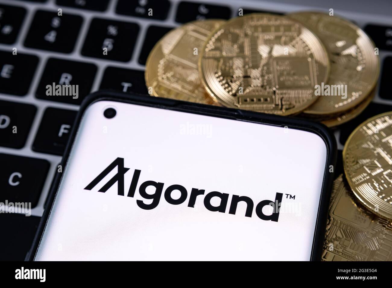 Logotipo de la plataforma de criptomoneda Algorand visto en el smartphone colocado en el teclado del portátil. Concepto. Stafford, Reino Unido, 16 de junio de 2021. Foto de stock