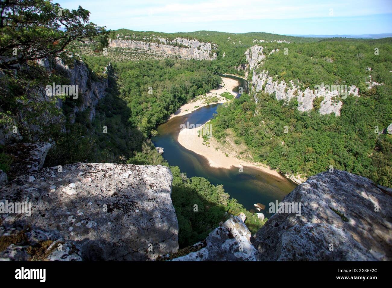 FRANCIA. ARDECHE (07) LES VANS BOIS DE PAIOLIVE CORNISA DE CHASSEZAC EL RÍO  CHASSEZAC PENÍNSULA DE CASTELJAU Fotografía de stock - Alamy