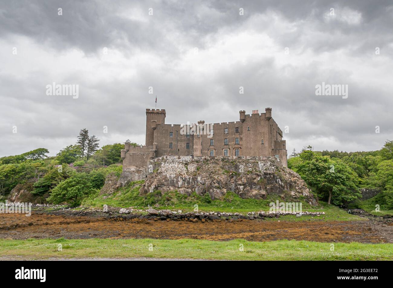 Vista del castillo Dunvegan, residencia de la familia MacLeod clan, Isla de Skye, Escocia. Concepto: Viaje a Escocia, edificios históricos escoceses, p Foto de stock