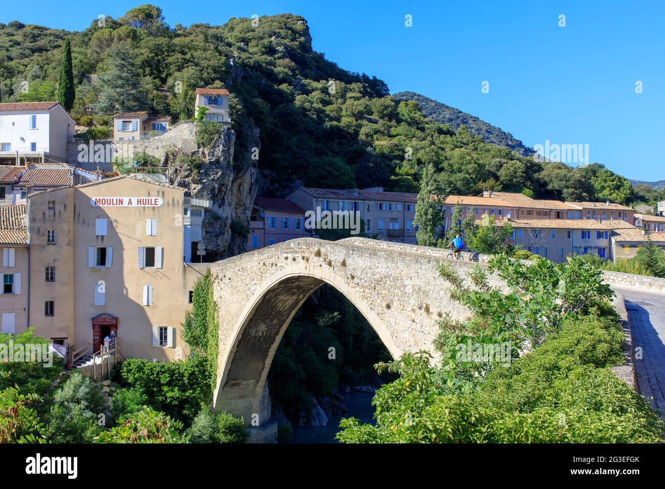 FRANCIA. DROME (26) NYONS ADOLESCENTE CON BICICLETA EL PUENTE ROMÁNTICO EN LOS EYGUES Foto de stock