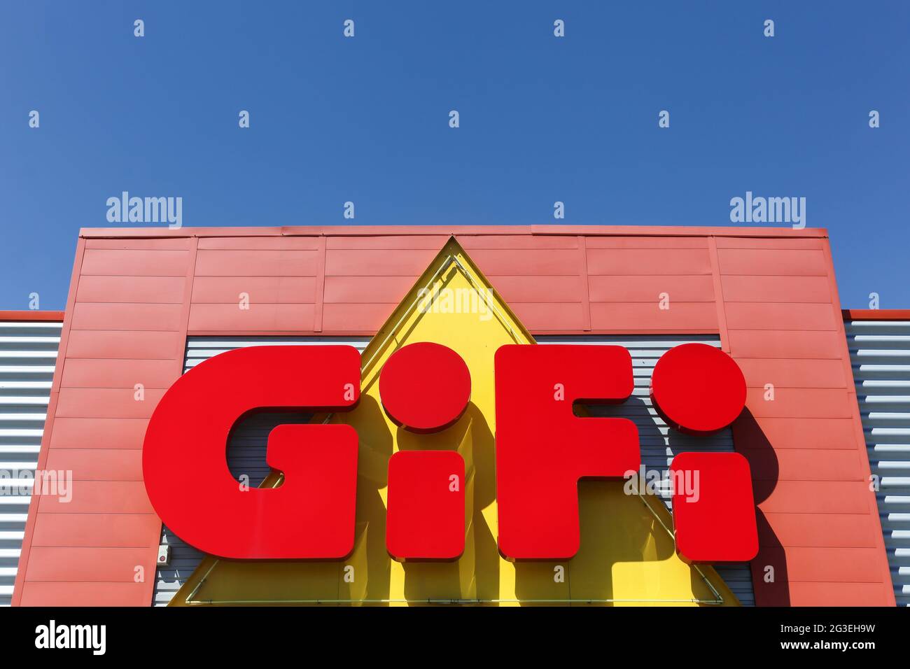 Villefranche, Francia - 18 de junio de 2017: Logotipo de Gifi en una pared.  Gifi es una cadena francesa de descuentos con casi 500 tiendas, la mayoría  en Francia Fotografía de stock - Alamy