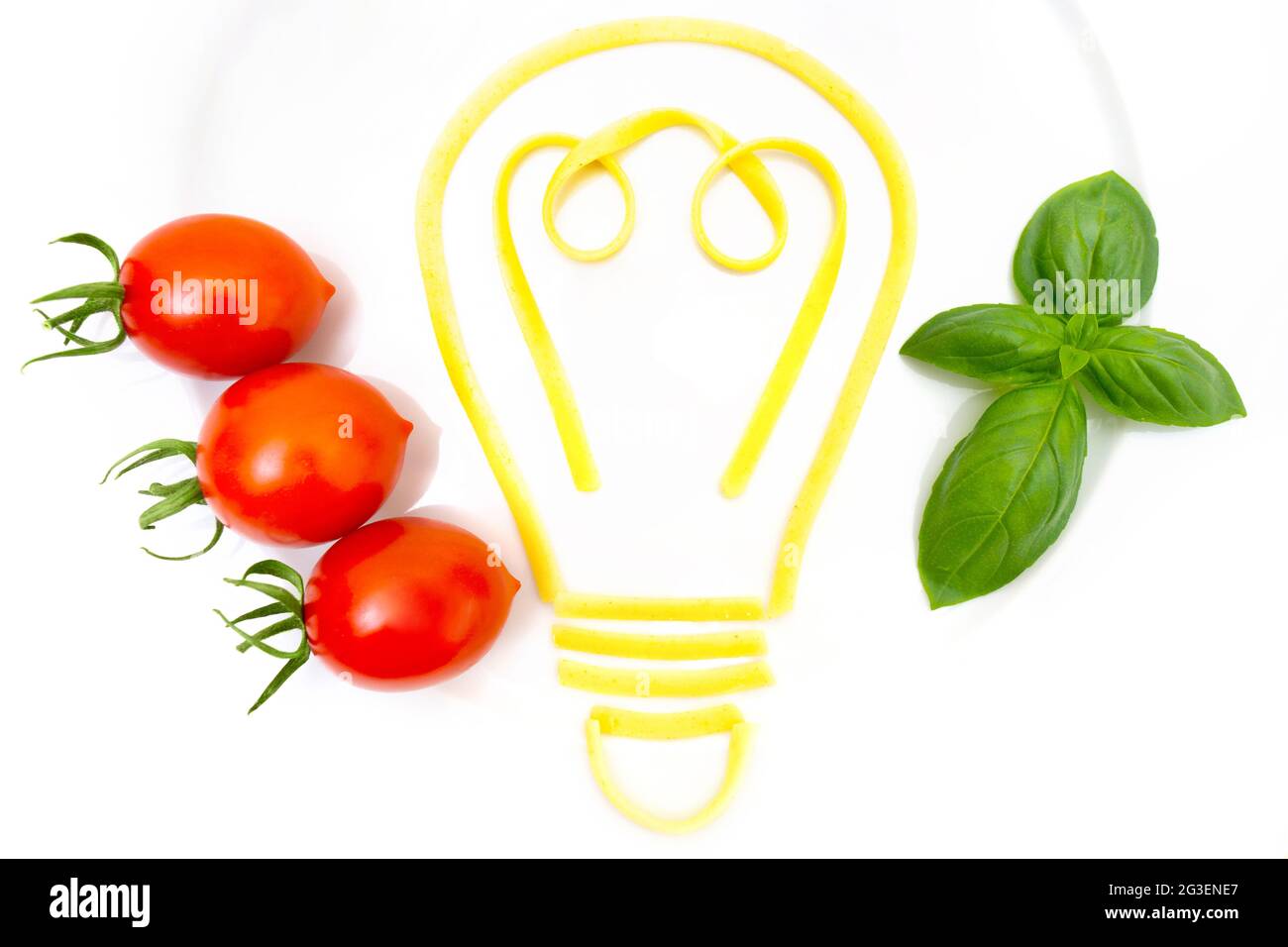 Ideas creativas de cocina: Símbolo de bombilla de pasta, tomates cherry y  hojas de albahaca sobre blanco Fotografía de stock - Alamy
