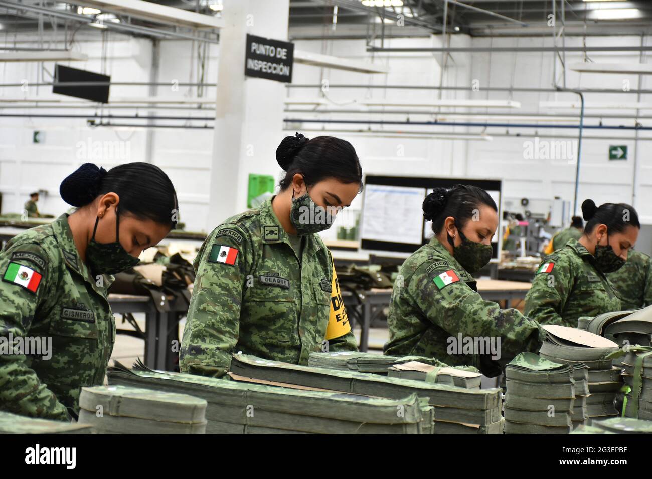 No Exclusivo: CIUDAD DE MÉXICO, MÉXICO - JUNIO 15: Un militar fabrica  uniformes para miembros del Ejército Mexicano en la Fábrica de Ropa Militar  y Eq Fotografía de stock - Alamy