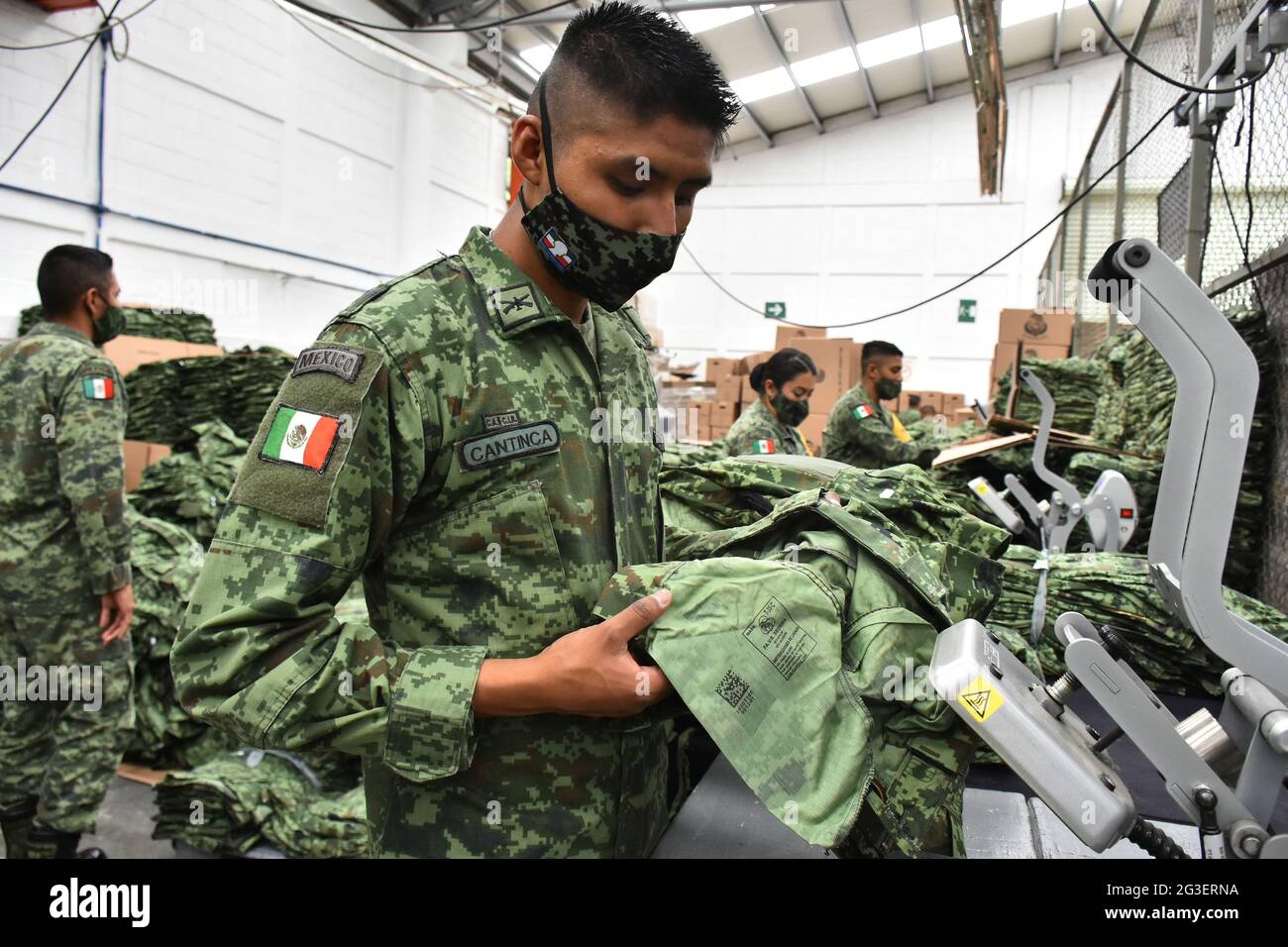 No Exclusivo: CIUDAD DE MÉXICO, MÉXICO - JUNIO 15: Un militar fabrica  uniformes para miembros del Ejército Mexicano en la Fábrica de Ropa Militar  y Eq Fotografía de stock - Alamy