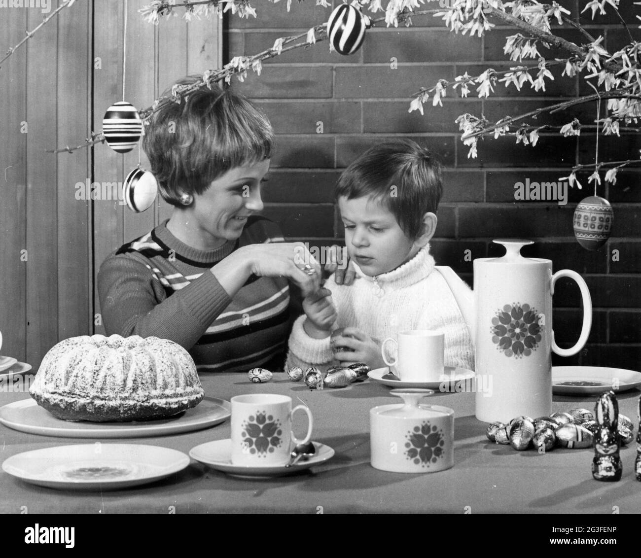 Fiestas, Semana Santa, Madre e Hijo, alrededor de 1977, DERECHOS-ADICIONALES-LIQUIDACIÓN-INFO-NO DISPONIBLE Foto de stock