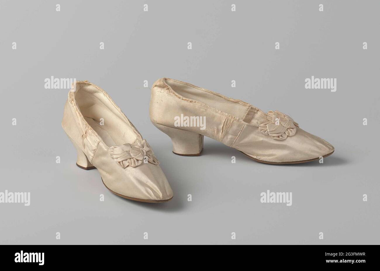 Zapatillas para mujer de satén blanco marfil con con múltiples lazos y abalorios de vidrio en medio. Zapatillas para mujer de satén blanco marfil. Modelo: Punta redondeada, una y