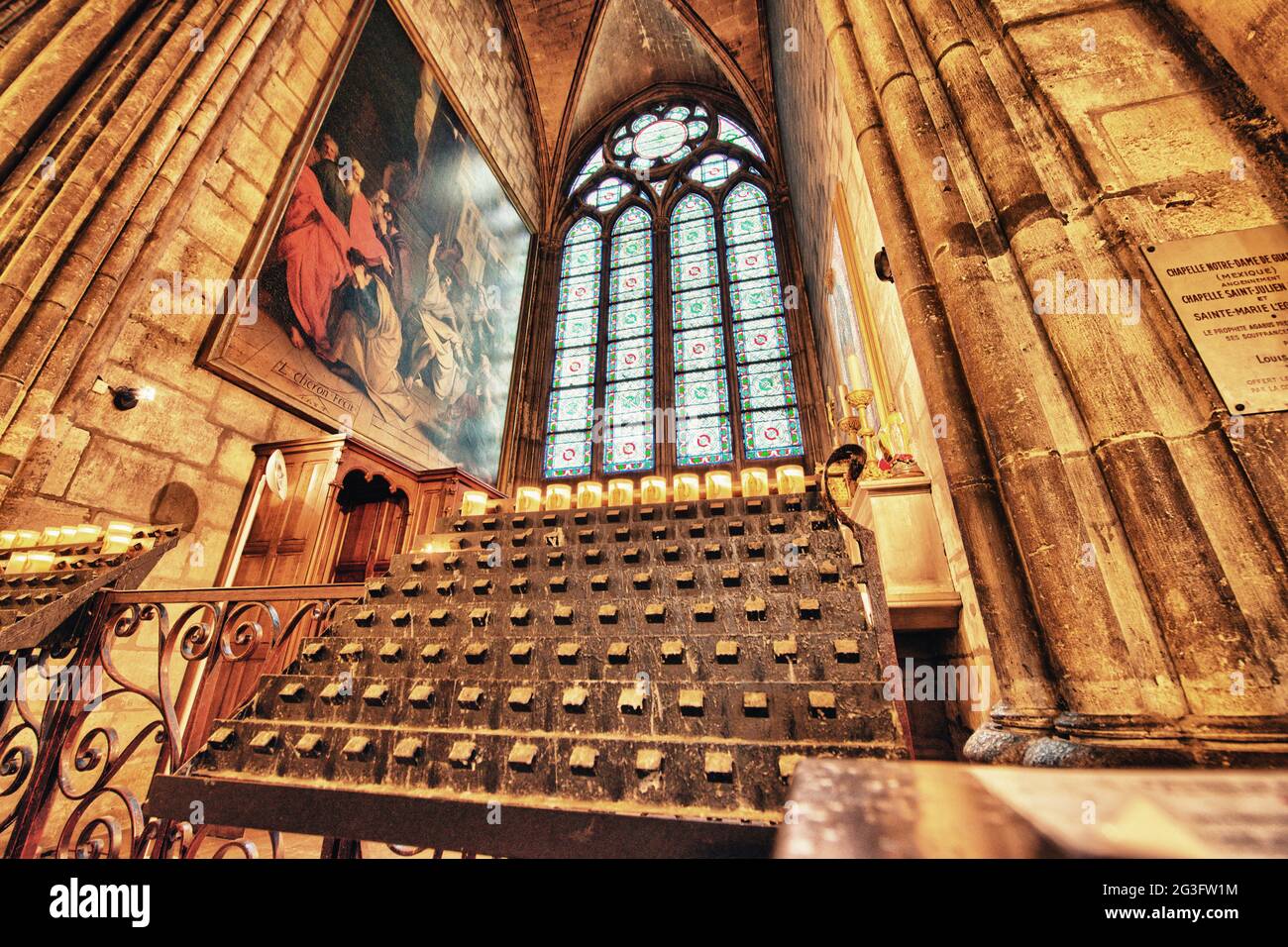 París. Arquitectura gótica interna de la Catedral de Notre Dame Foto de stock