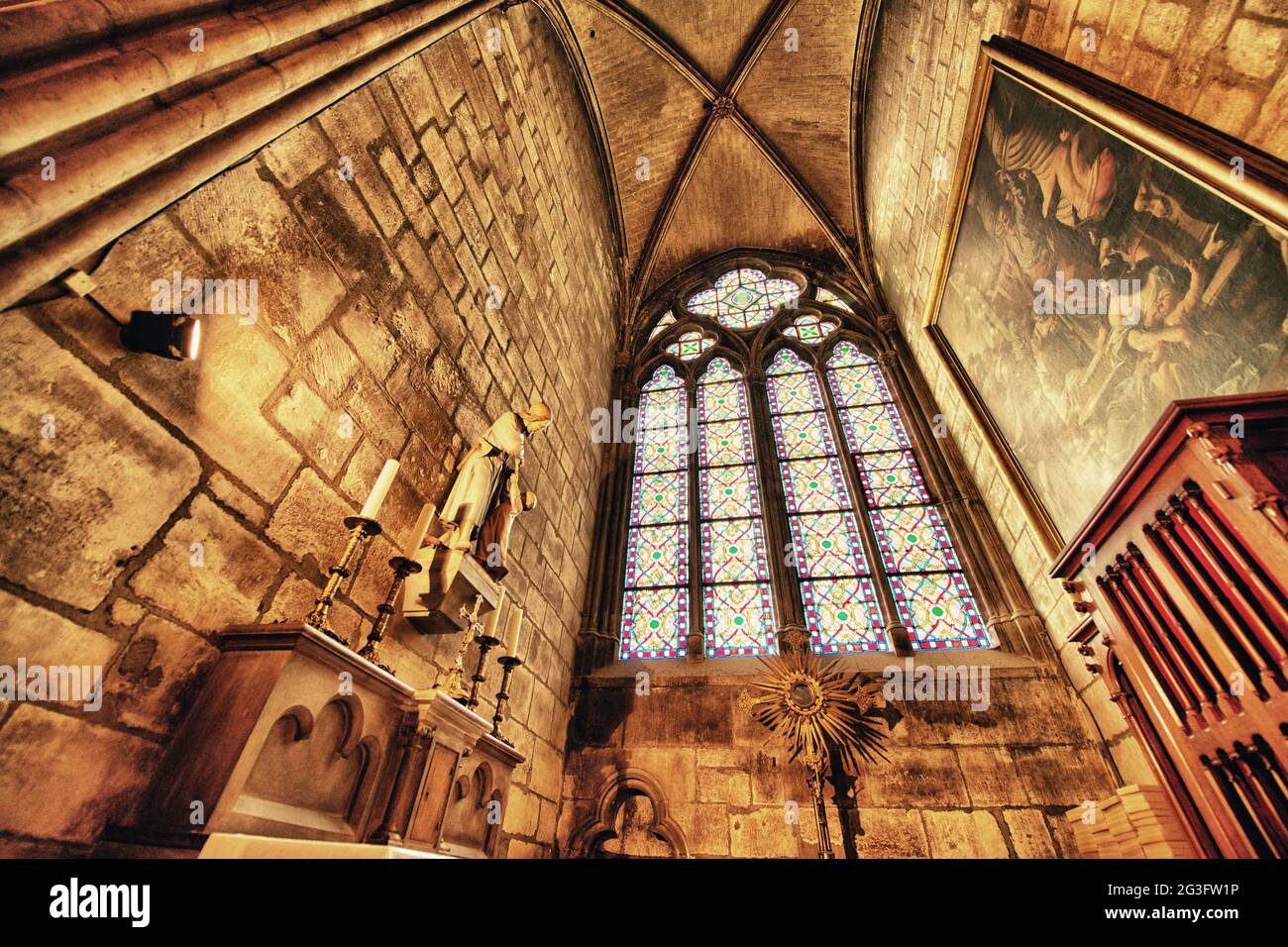 París. Arquitectura gótica interna de la Catedral de Notre Dame Foto de stock