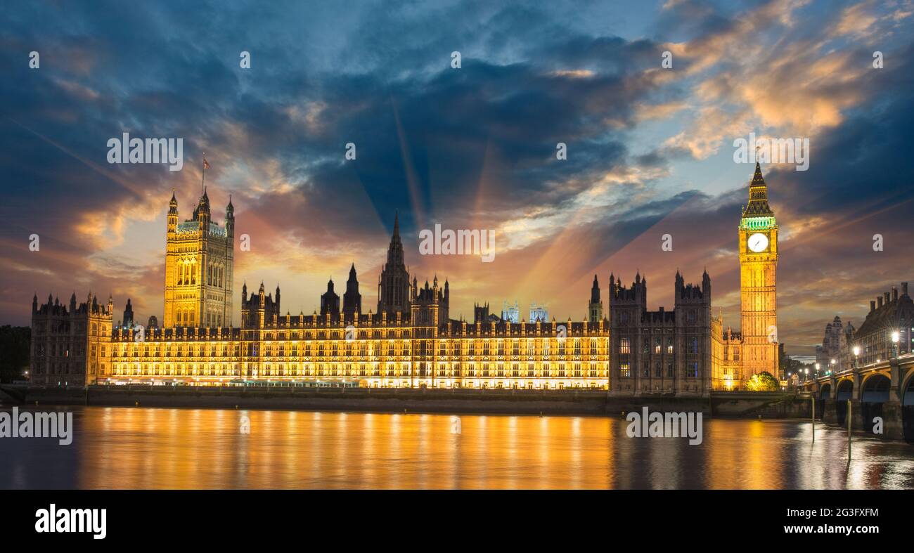 Big Ben y la Cámara del Parlamento en el río Támesis Internacional Landmark de Londres Inglaterra en el atardecer Foto de stock