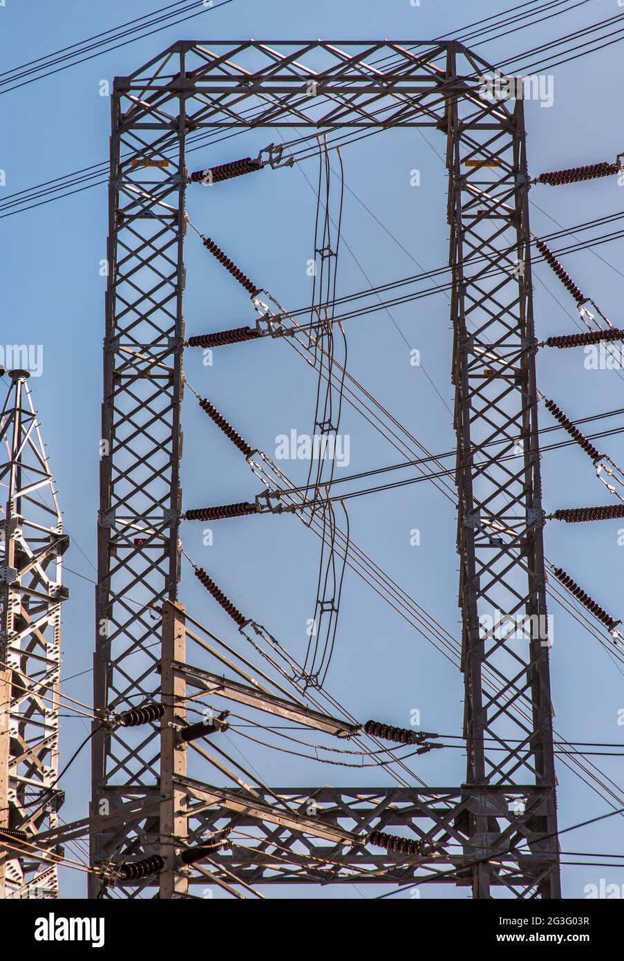 Polos eléctricos de alta tensión con polos eléctricos y cables con cielo  azul. Equipo de alta tensión en un polo eléctrico para la electricidad DI  Fotografía de stock - Alamy