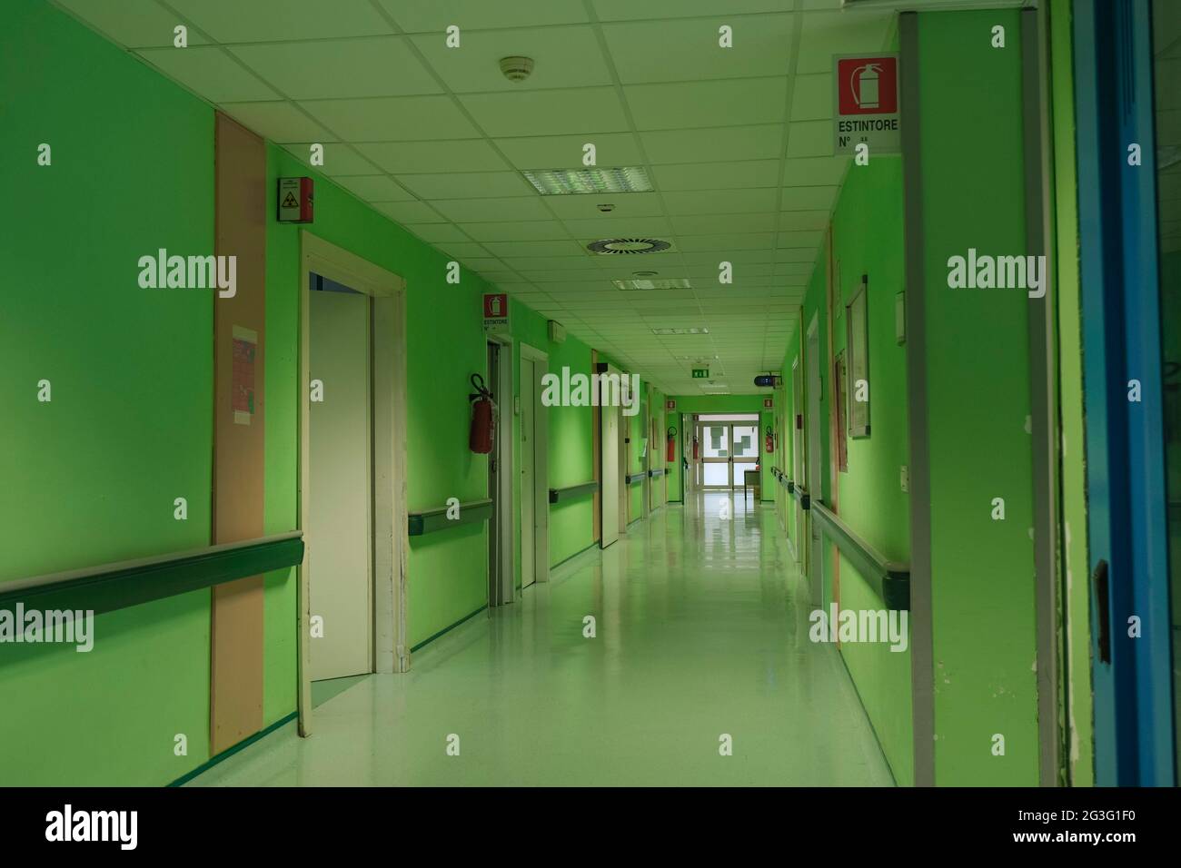 el largo pasillo del hospital con puertas, y habitaciones con equipo médico  y muebles de hospital Fotografía de stock - Alamy