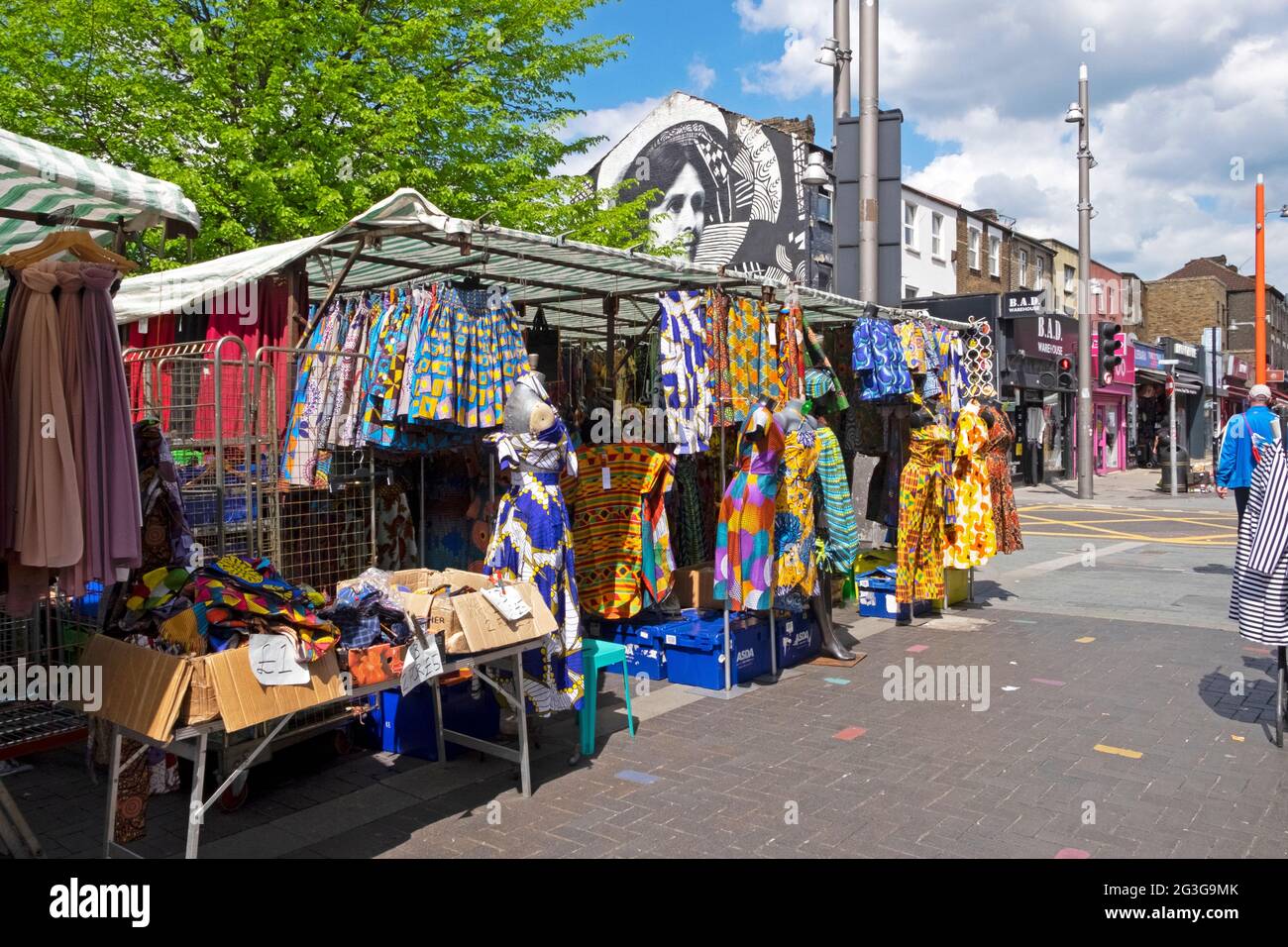 Los textiles y la ropa africanos a la venta en el mercado de comerciantes se encuentran en Walthamstow High Street Londres E17 Inglaterra Reino Unido KATHY DEWITT Foto de stock