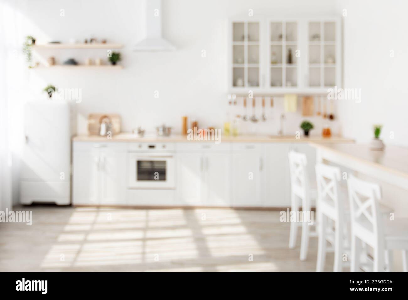 Fondo borroso de cocina moderna y soleada. Muebles de cocina blancos