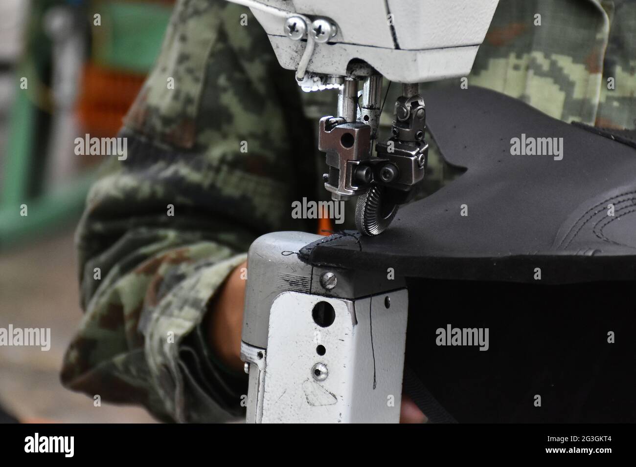 CIUDAD DE MÉXICO, MÉXICO - JUNIO 16: Una mujer militar es vista durante el  proceso de producción de botas del Ejército Mexicano en la Fábrica de Ropa  y Equipo Militar fabricada con