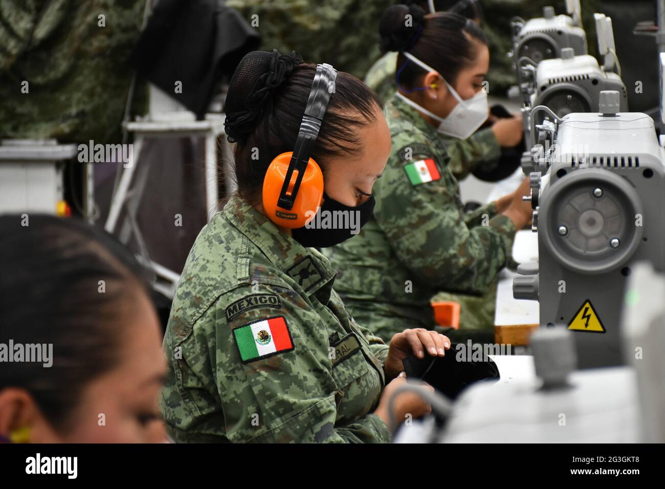 CIUDAD DE MÉXICO, MÉXICO - JUNIO 16: Una mujer militar es vista durante el  proceso de producción de botas del Ejército Mexicano en la Fábrica de Ropa  y Equipo Militar fabricada con