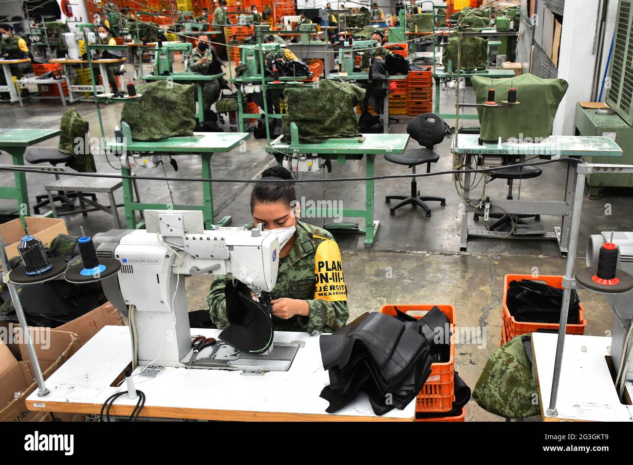 CIUDAD DE MÉXICO, MÉXICO - JUNIO 16: Una mujer militar es vista durante el  proceso de producción de botas del Ejército Mexicano en la Fábrica de Ropa  y Equipo Militar fabricada con