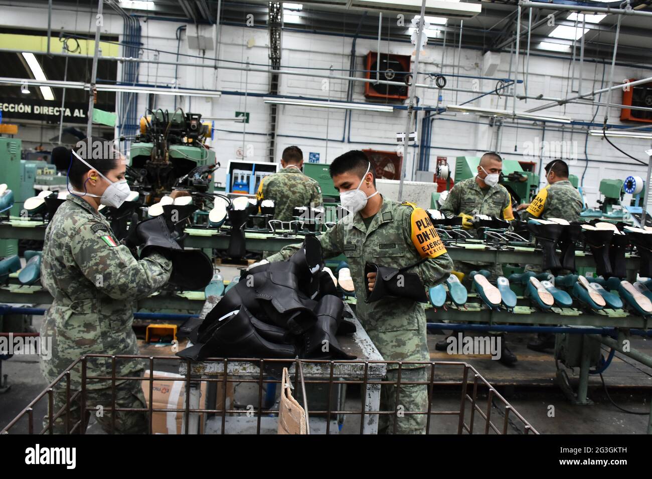 CIUDAD DE MÉXICO, MÉXICO - JUNIO 16: Un ejército es visto durante el  proceso de producción de botas del Ejército Mexicano en la Fábrica de Ropa  y Equipo Militar fabricados con materiales