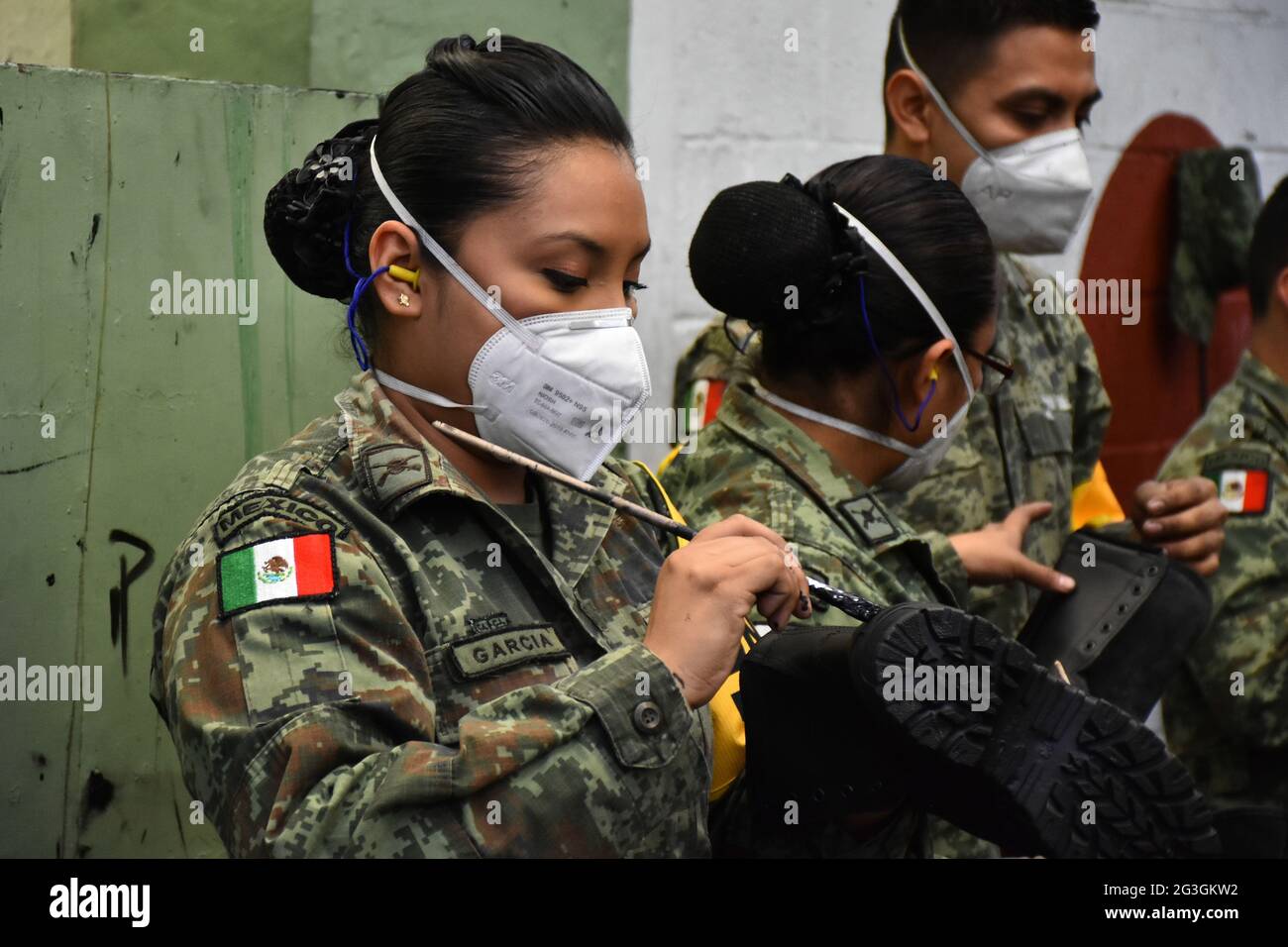 CIUDAD DE MÉXICO, MÉXICO - JUNIO 16: Una mujer militar es vista durante el  proceso de producción de botas del Ejército Mexicano en la Fábrica de Ropa  y Equipo Militar fabricada con