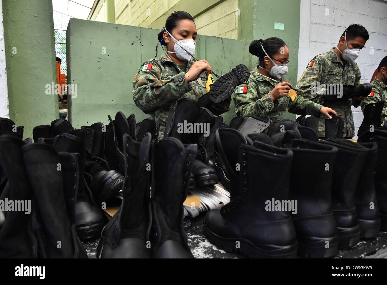 CIUDAD DE MÉXICO, MÉXICO - JUNIO 16: Se ven militares durante el proceso de  producción de botas del Ejército Mexicano en la Fábrica de Ropa y Equipo  Militar fabricada con materiales especiales