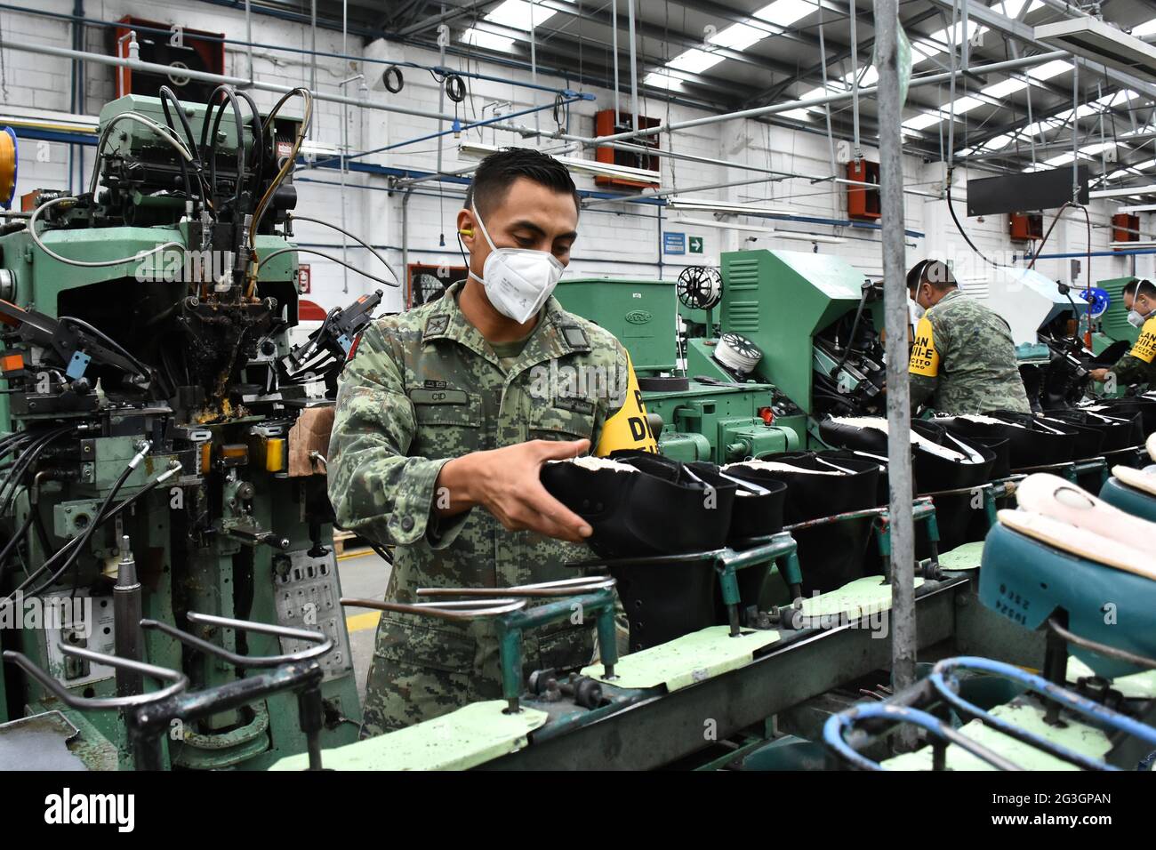 CIUDAD DE MÉXICO, MÉXICO - JUNIO 16: Un ejército es visto durante el  proceso de producción de botas del Ejército Mexicano en la Fábrica de Ropa  y Equipo Militar fabricados con materiales
