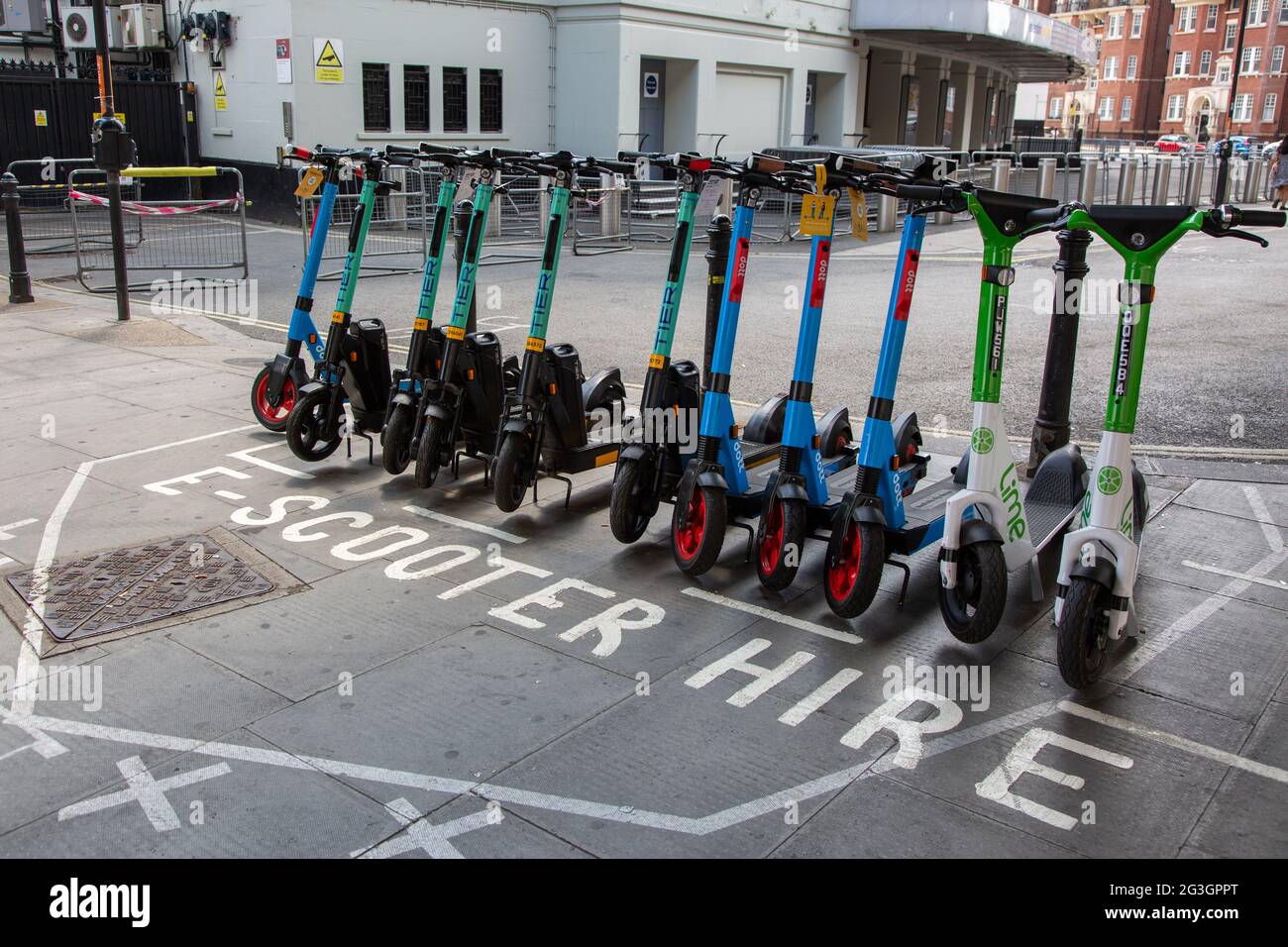 Una estación de e-scooters en Hammersmith - uno de los pocos distritos donde a partir del lunes 7 de junio de 2021 se pusieron a disposición scooters eléctricos para alquilar en Londres. Foto de stock