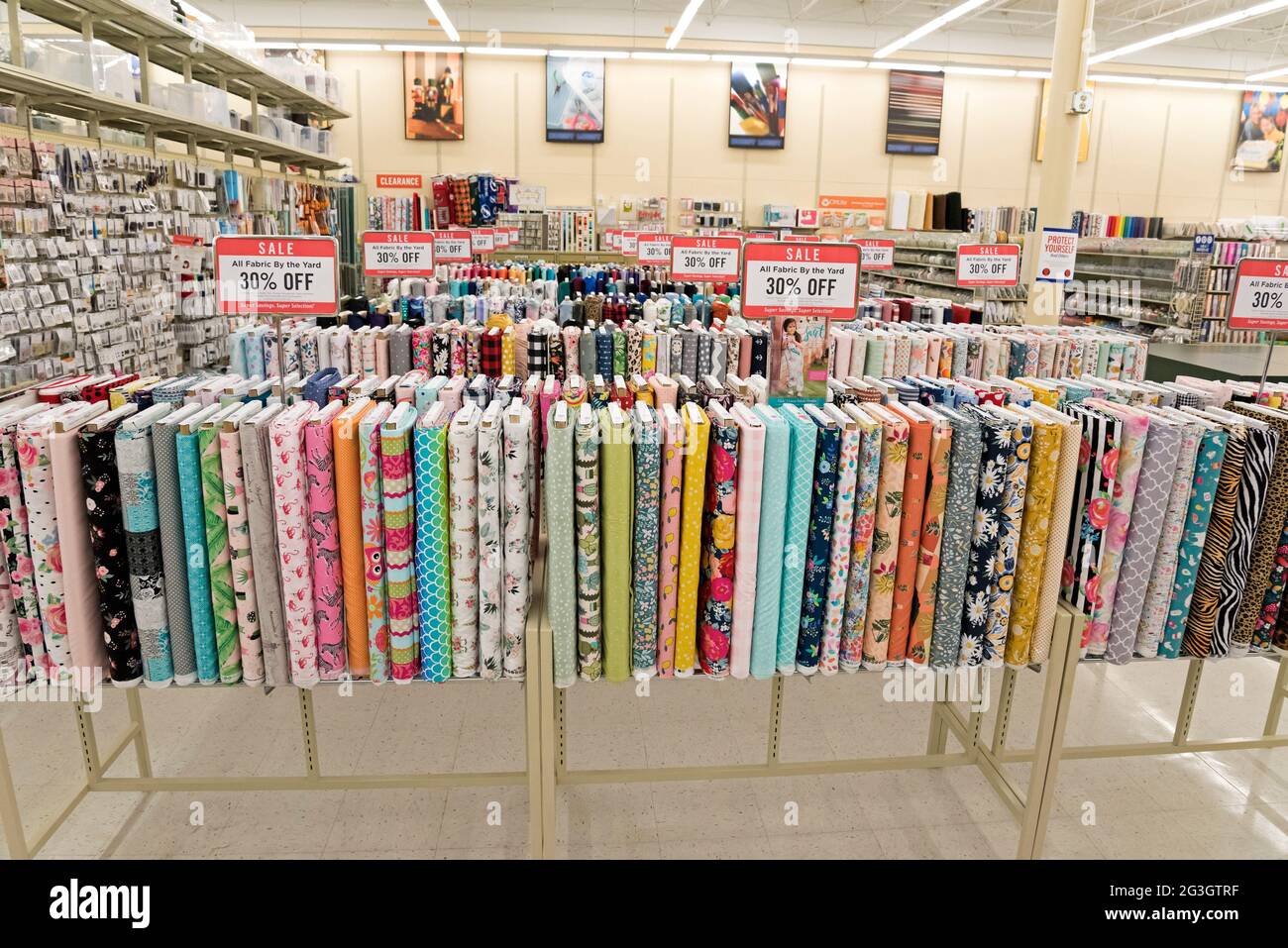 Telas en venta dentro de una tienda por departamentos en el centro norte de  Florida Fotografía de stock - Alamy