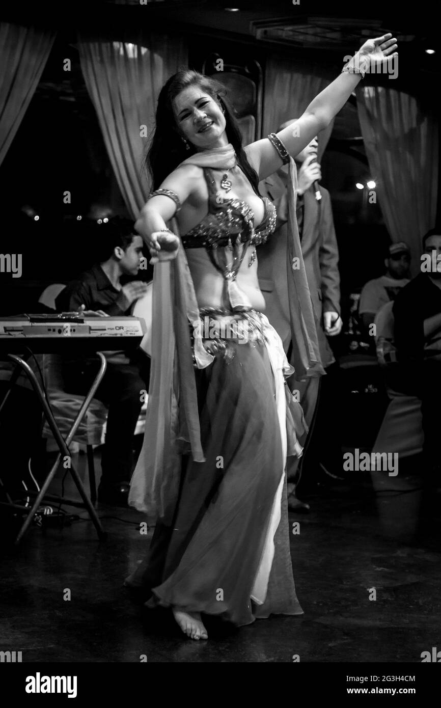 Danza Del Vientre Bajo La Lluvia, La Mujer Baila Lentamente En La  Oscuridad, Espectáculo De Danza Oriental Tradicional Fotos, retratos,  imágenes y fotografía de archivo libres de derecho. Image 165339534