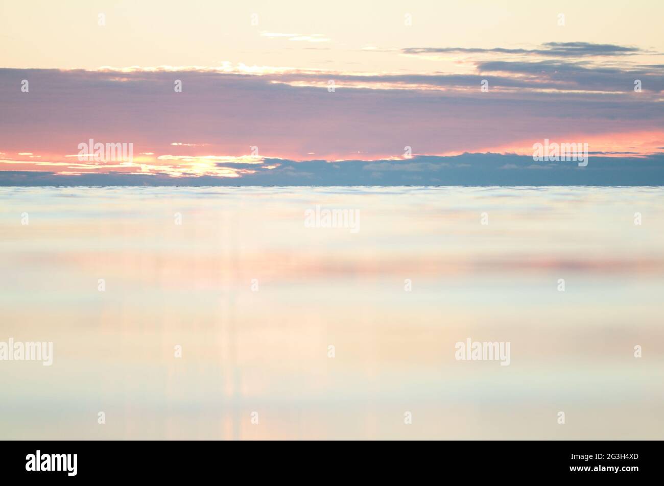 puesta de sol sobre el mar en verano, vista de ángulo bajo y efecto borroso de la lente Foto de stock