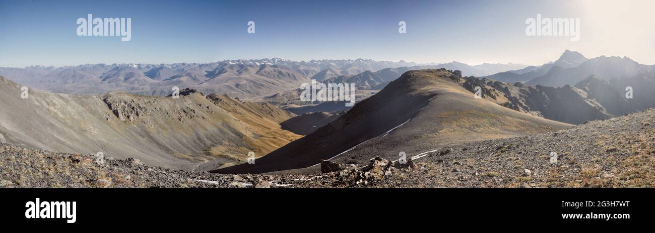 Vistas panorámicas de los picos más altos del Parque Nacional Ala Archa en la cordillera de Tian Shan en Kirguistán Foto de stock