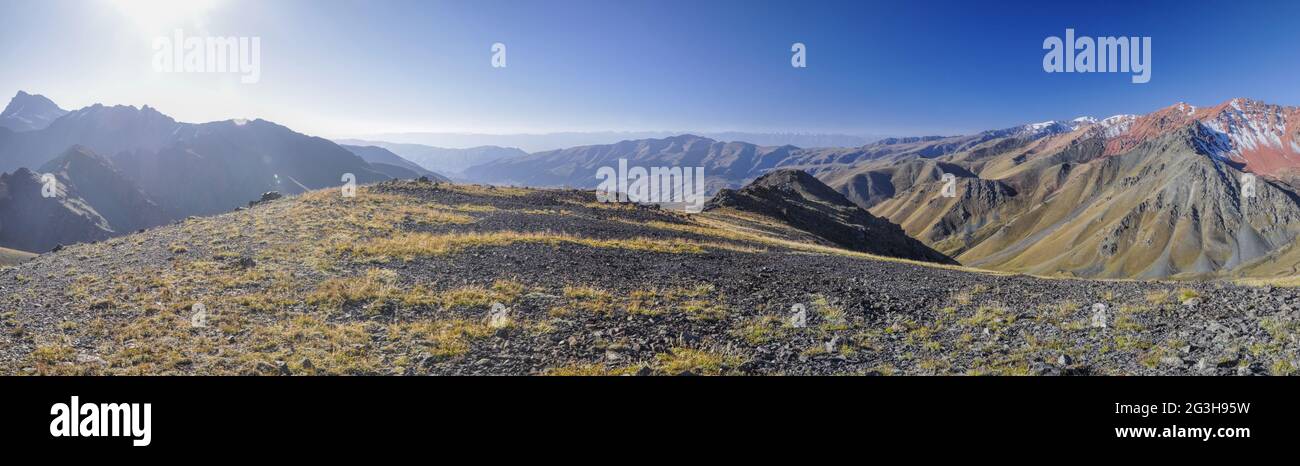 Vistas panorámicas de los picos más altos del Parque Nacional Ala Archa en la cordillera de Tian Shan en Kirguistán Foto de stock