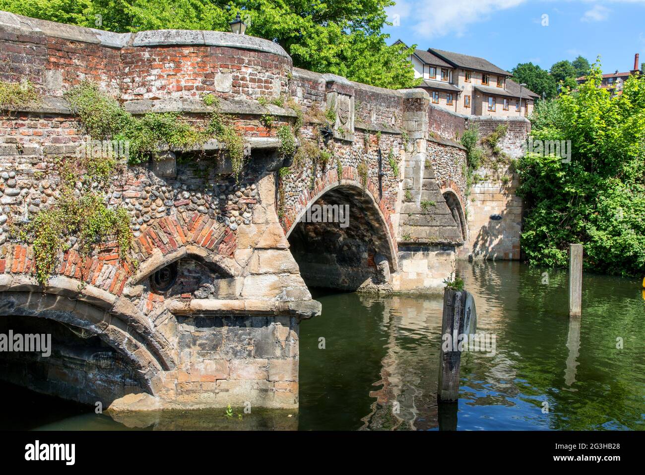 Bishop Bridge es un puente medieval que cruza el río Wensum, situado al este de Norwich, Inglaterra. Foto de stock