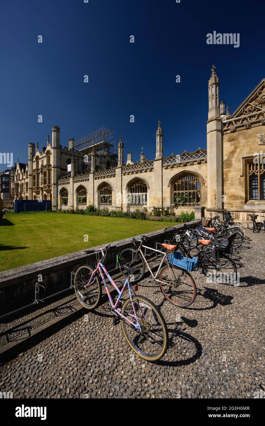 Bicicletas estacionadas frente al King's College Cambridge, fotografiadas  con un filtro polarizador Fotografía de stock - Alamy