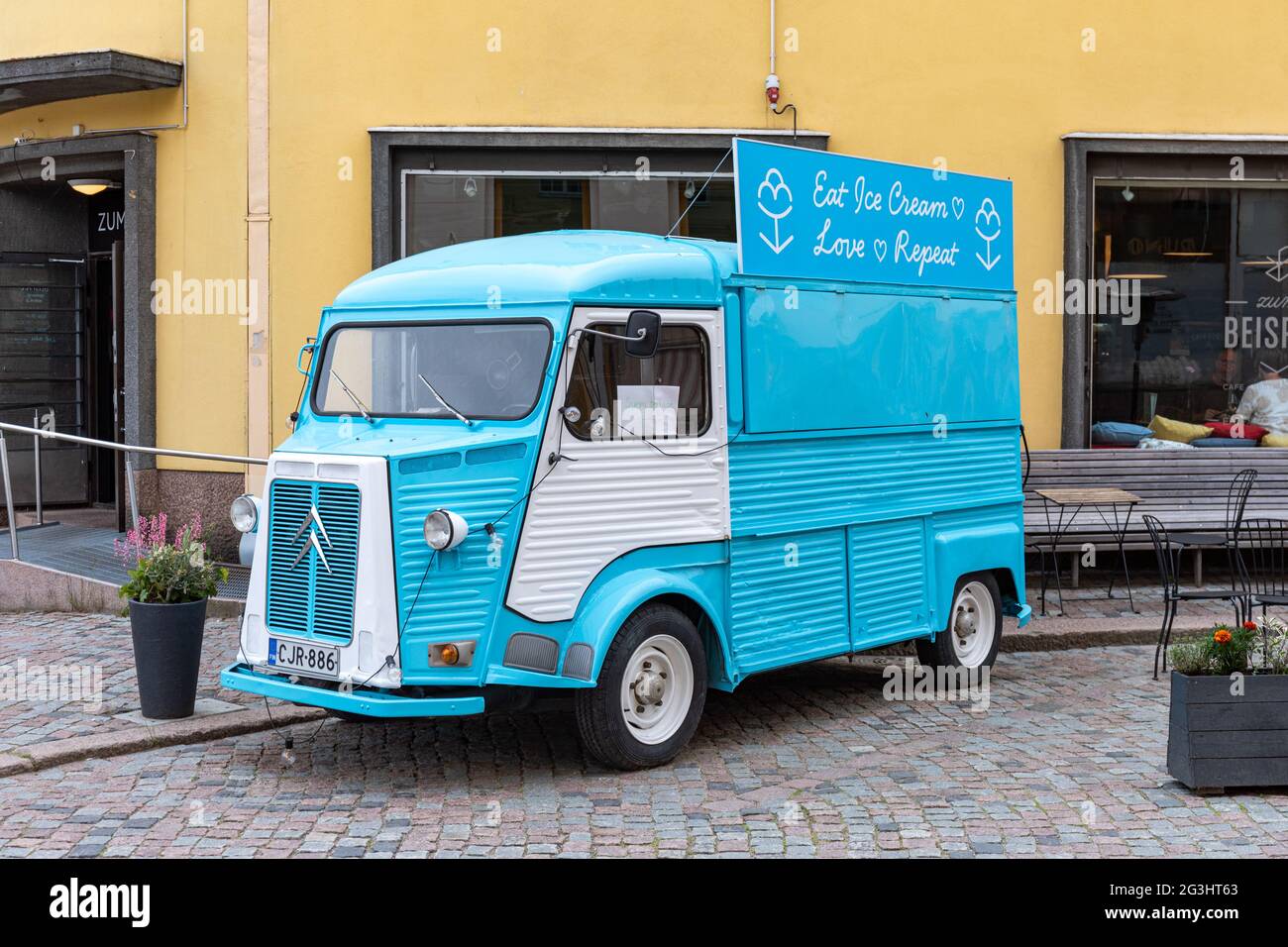 Azul claro Citroën H van como un camión de helados en el casco antiguo de Porvoo, Finlandia Foto de stock
