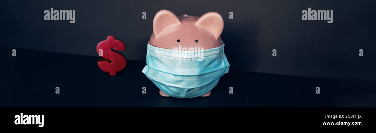 Signo de dólar con banco de color rosa piggy con máscara facial. Dinero, concepto de pandemia de coronavirus de aplazamiento de hipoteca. Bandera panorámica de cultivo. Foto de stock