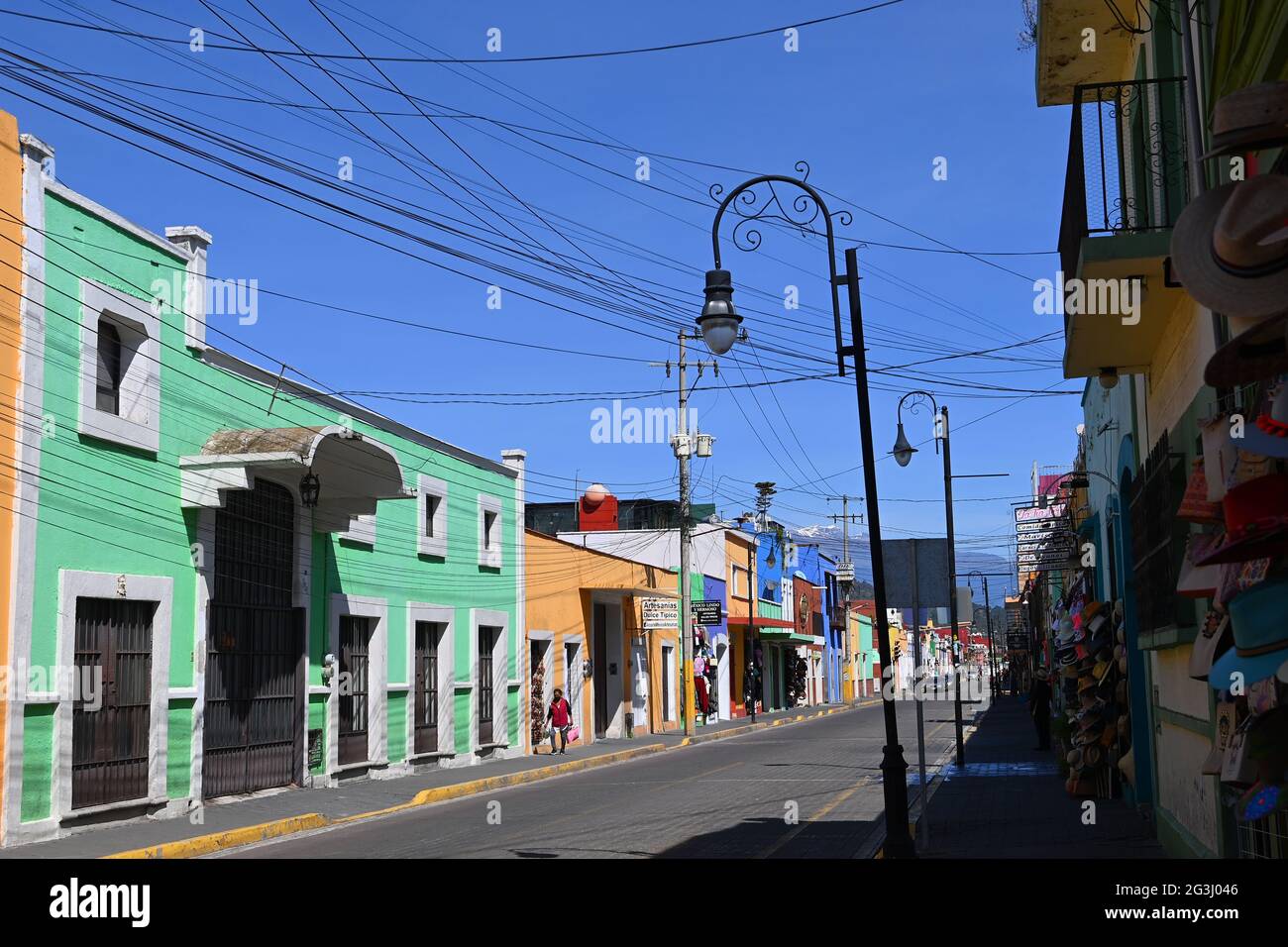 Cholula, Puebla, México. Casas coloridas en la calle Copyright 2021 © Sam Bagnall Foto de stock