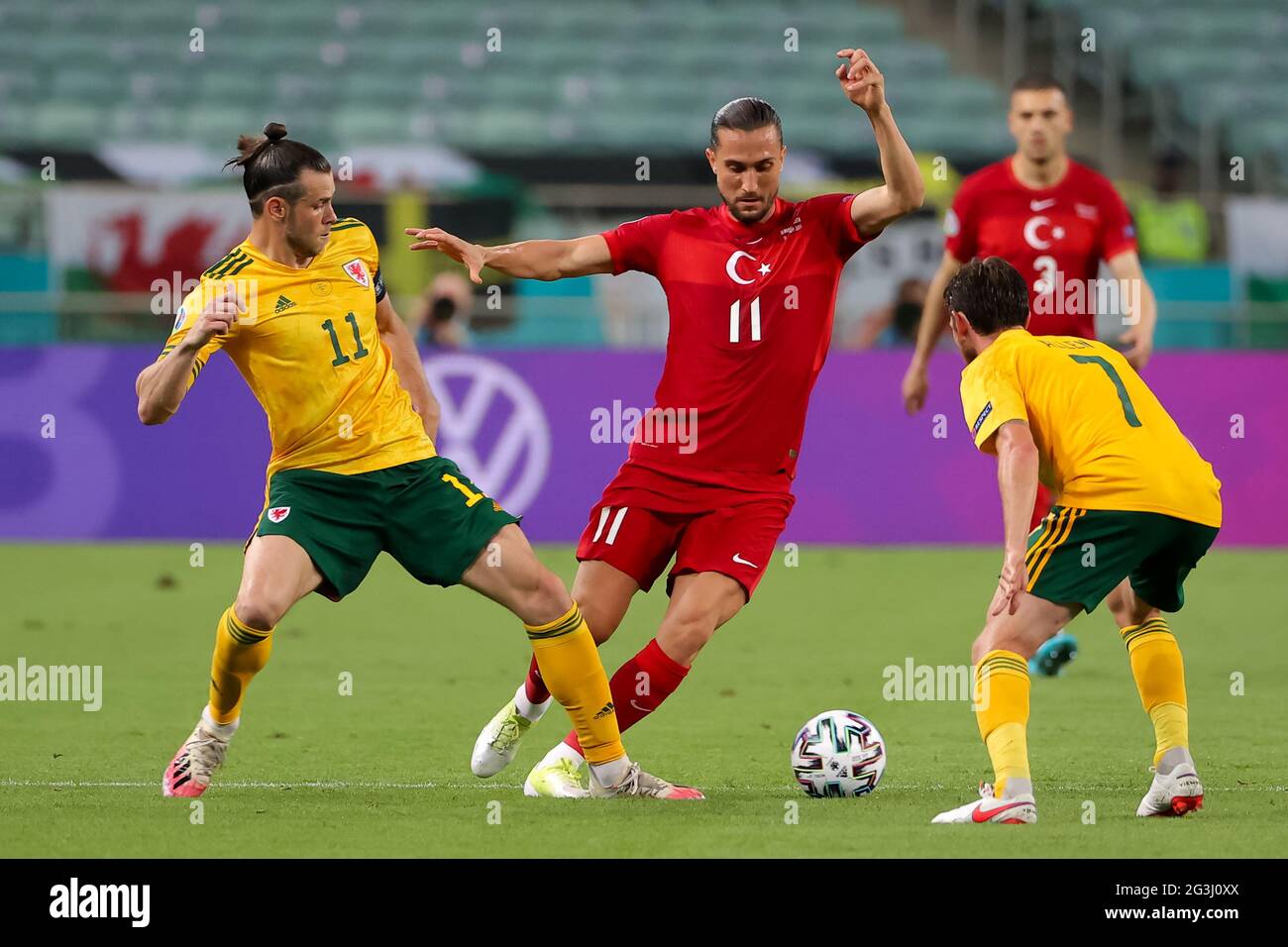 Gareth Bale Of Wales Yusuf Yaz C De Turquia Y Joe Allen De Gales Durante El Partido De La Uefa Euro Group A En El Estadio Olimpico De Baku En Azerbaiyan Fecha