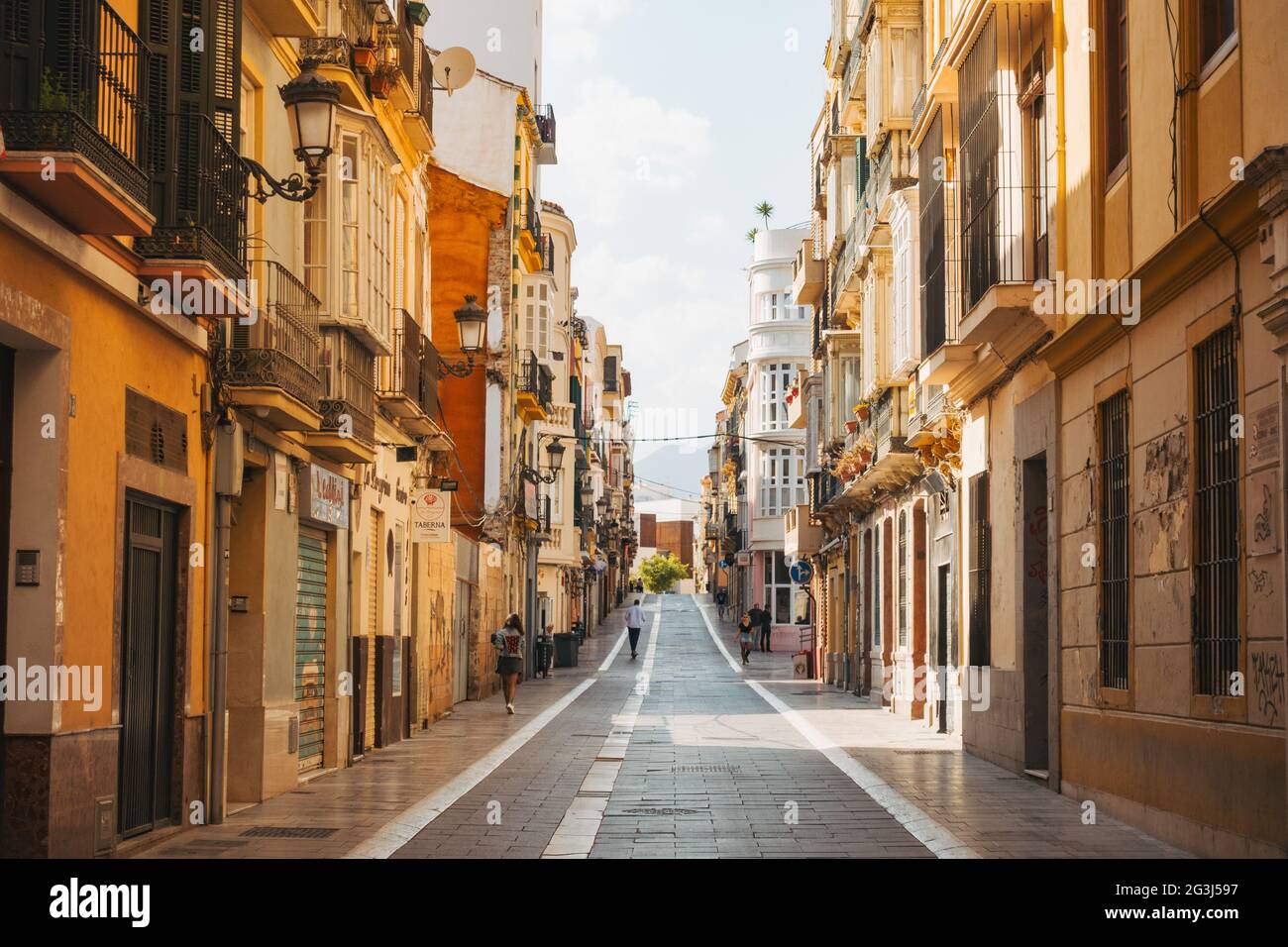 Tranquilas calles vacías de Málaga, España, en una noche soleada de domingo Foto de stock