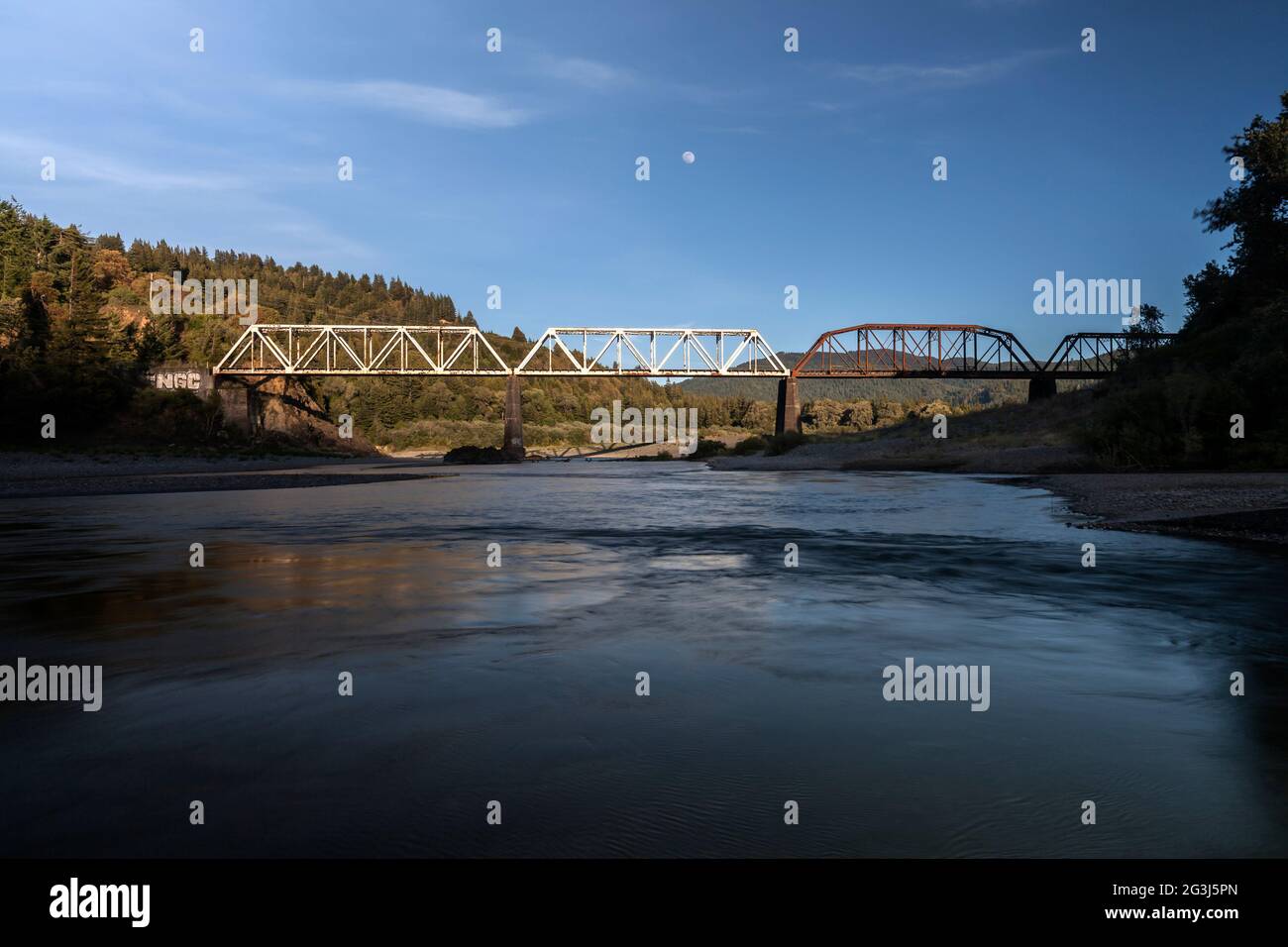 El puente del ferrocarril del Pacífico noroeste cruza el río Eel en Dyerville, California Foto de stock