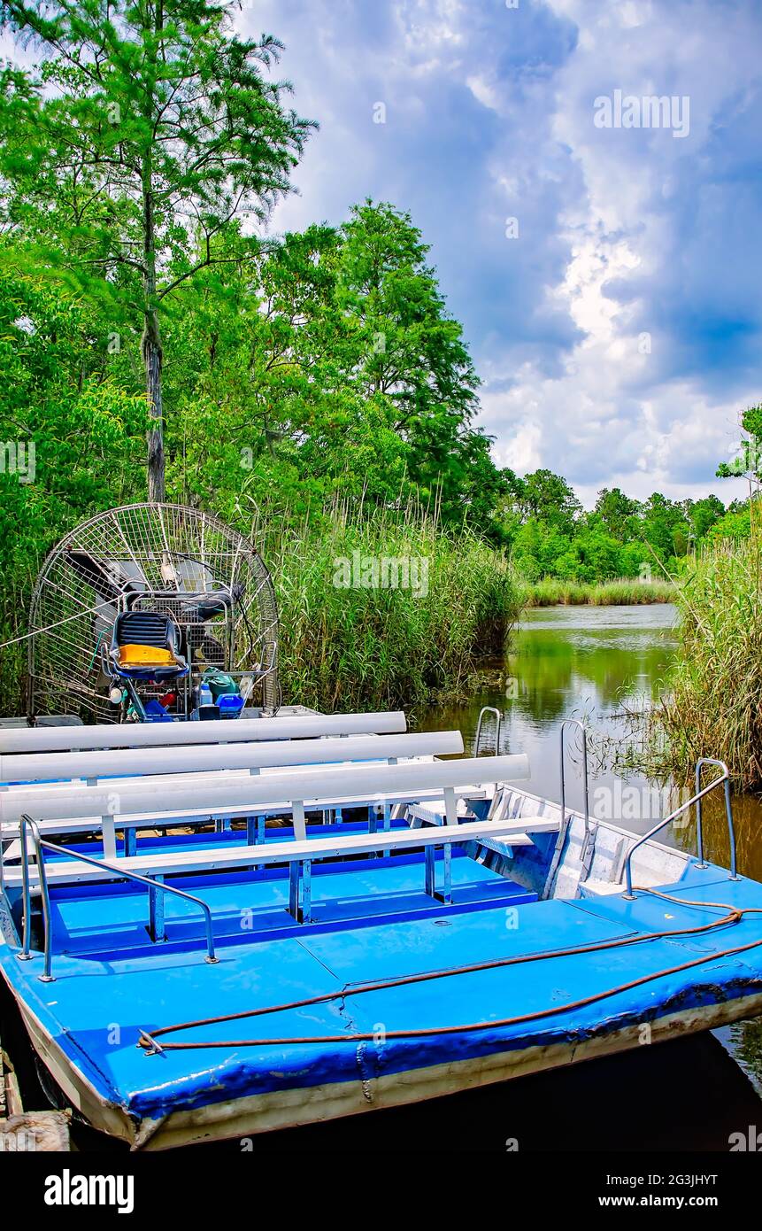 Un hidrodeslizador está atracado en Gulf Coast Gator Ranch and Tours, 12 de junio de 2021, en Moss Point, Mississippi. Foto de stock