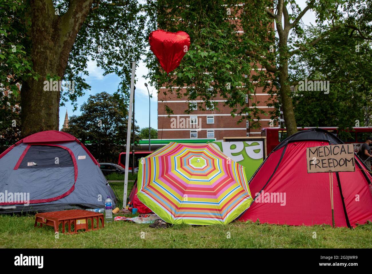 Señalización en un campamento de manifestantes Freedom en Shepherd's Bush Green, Londres, Reino Unido. Junio 2021 Foto de stock