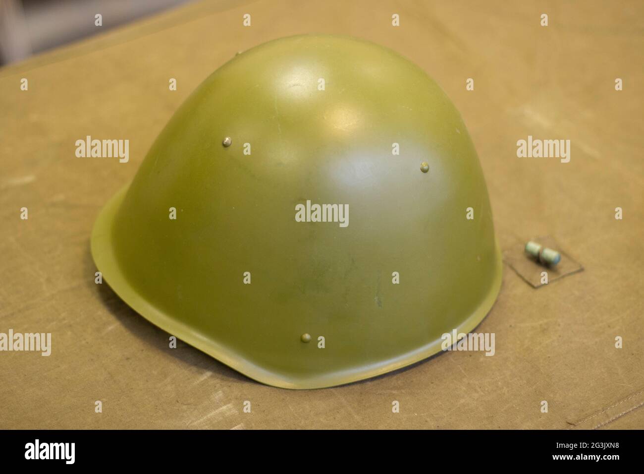Casco militar de un soldado soviético durante la Segunda Guerra Mundial.  Casco de seguridad verde para la cabeza. El casco protege la cabeza de los  golpes Fotografía de stock - Alamy