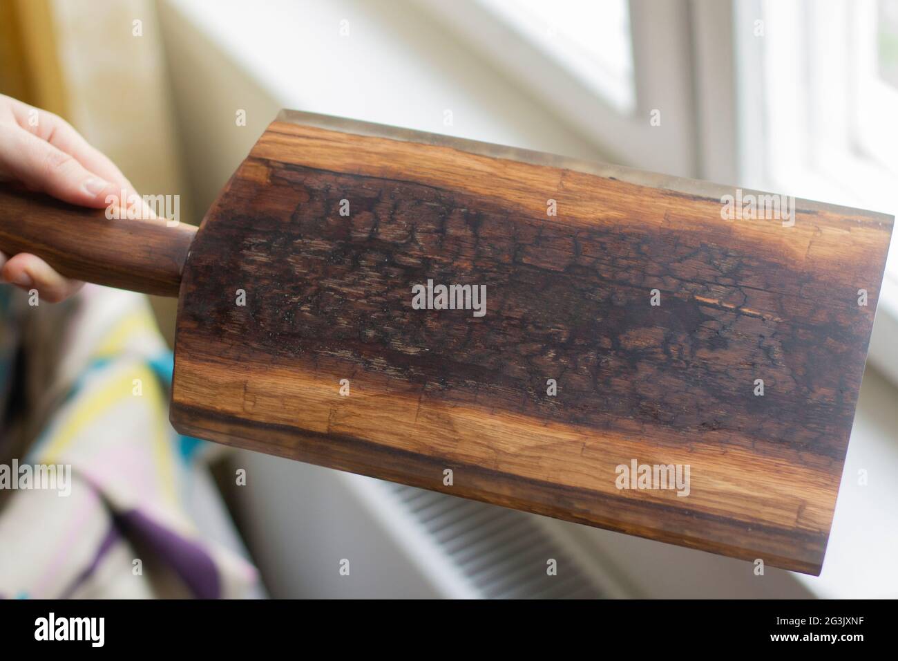 Tabla de cocina hecha de madera con resina epaxídica. Un hermoso producto  de madera para la cocina. La superficie del árbol está cubierta de resina  transparente Fotografía de stock - Alamy