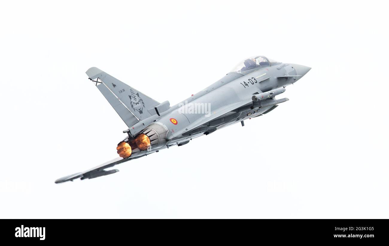 LEEUWARDEN, PAÍSES BAJOS - 10 DE JUNIO: la Fuerza Aérea Española Eurofighter Typhoon volando durante la Fuerza Aérea Holandesa Open House. Junio Foto de stock