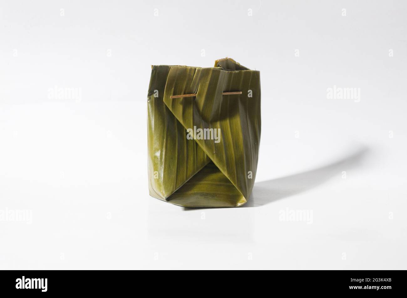 Hojas de plátano encerradas con palillo de lidi para envolver alimentos