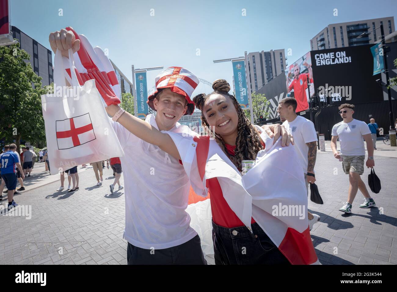 Euro 2020: Los aficionados llegan a Wembley con un ambiente festivo listo para el partido Inglaterra contra Croacia, European Championships Group D. London, Reino Unido. Foto de stock
